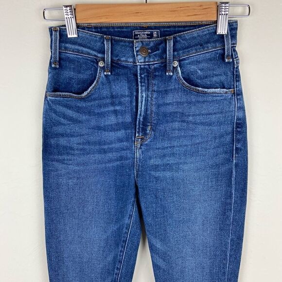 Abercrombie & Fitch High-Rise Ankle Flare Jeans - Frayed Hem - Picture 4 of 8